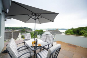 Lloret- Modern retreat with Castle views and private Hot Tub